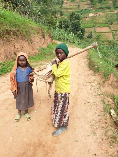 Des enfants qui pratiquent l'agriculture très jeunes dans le district de Nyamasheke