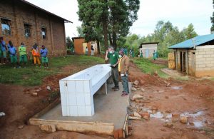 Les lavabos collectifs et les latrines en arrière plan