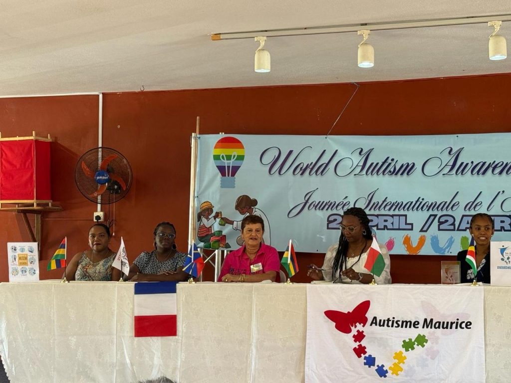 Panel de participants à l'occasion du World Autism Awareness