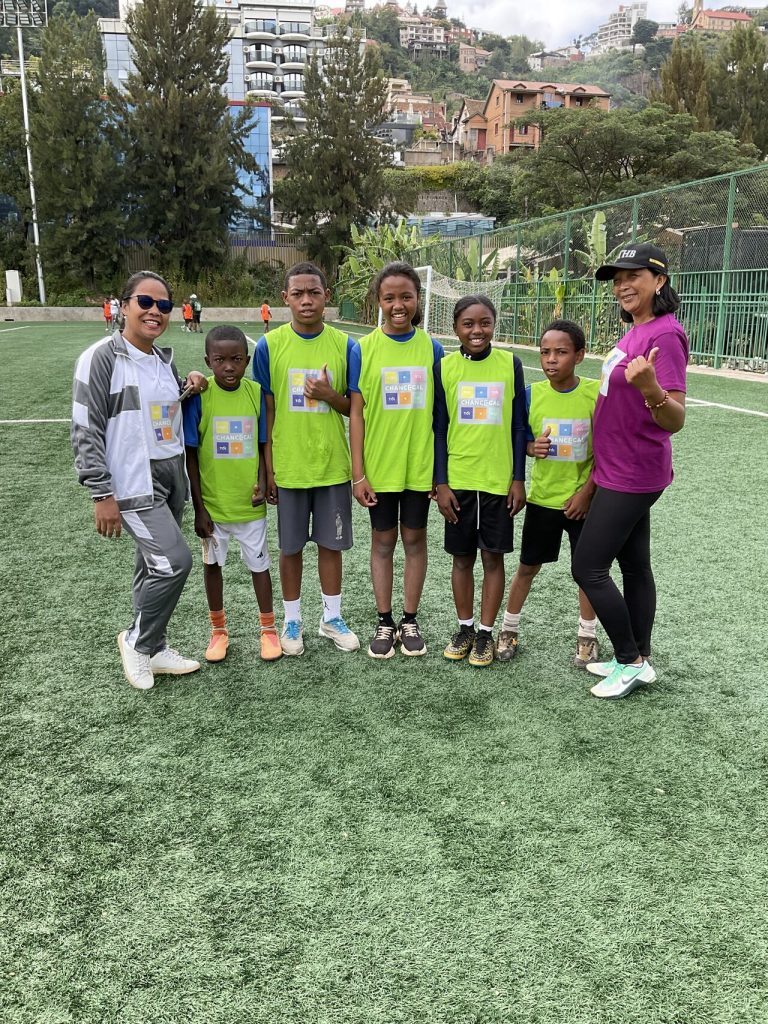 équipe enfants sportifs en mixité